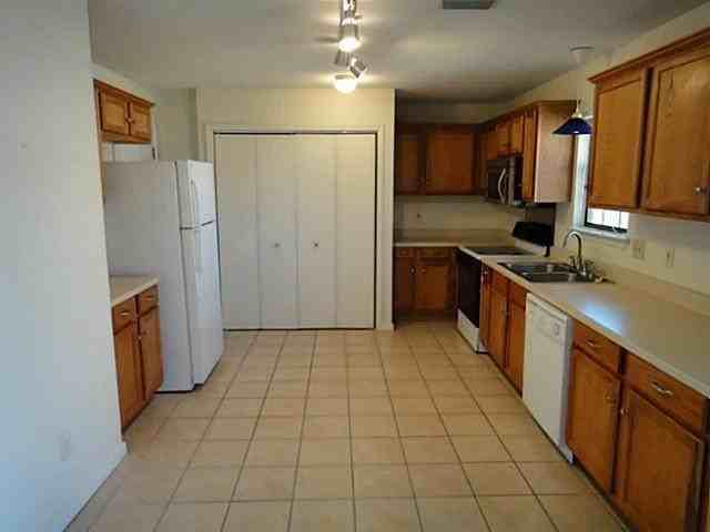 1801 Meadowcrest Dr - Photo 2 of 7