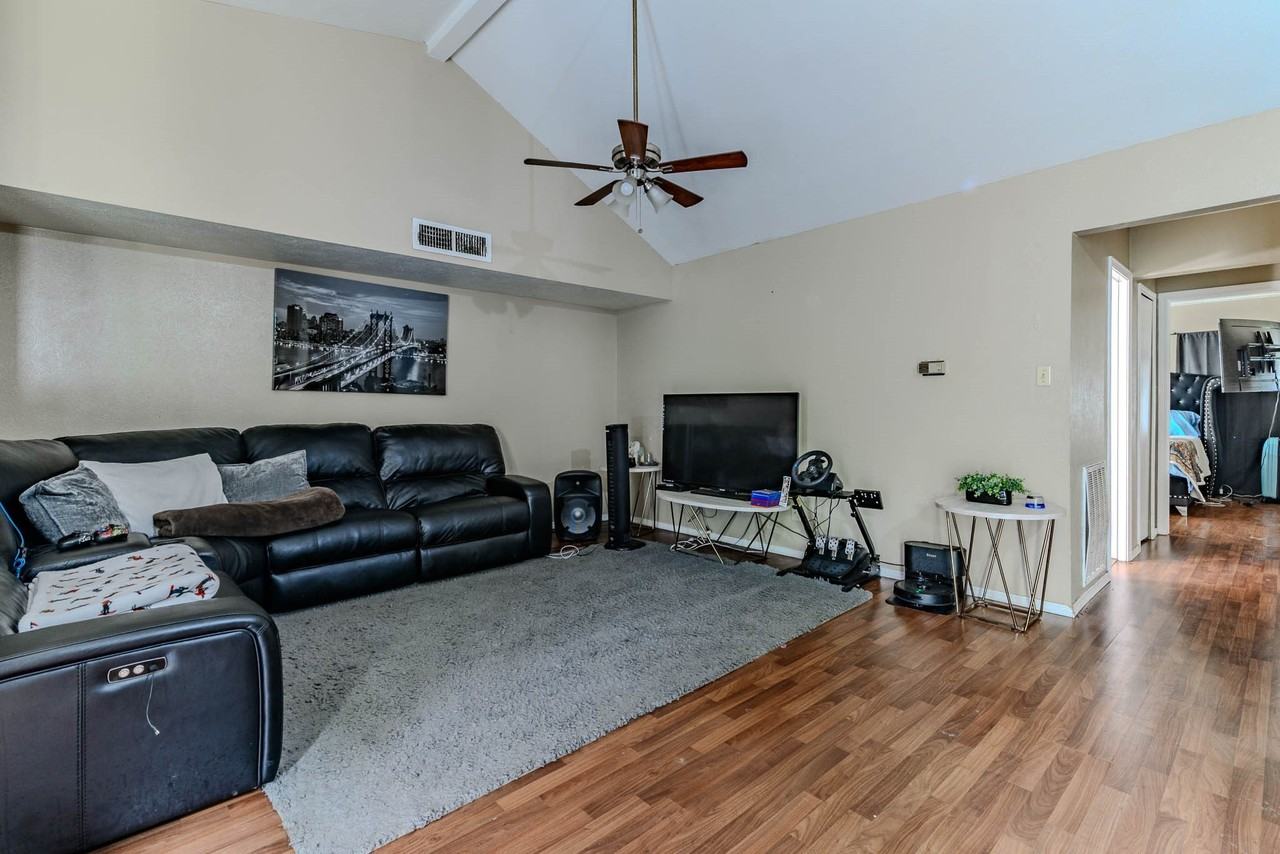 434 Pogue St - Photo 4 of 12