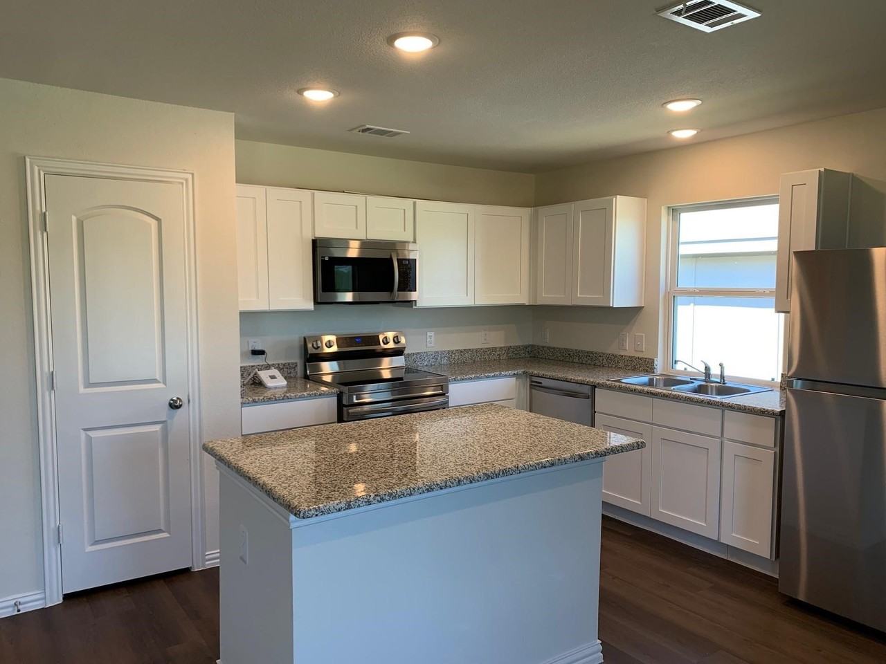 413 E Hull St - Photo 5 of 22