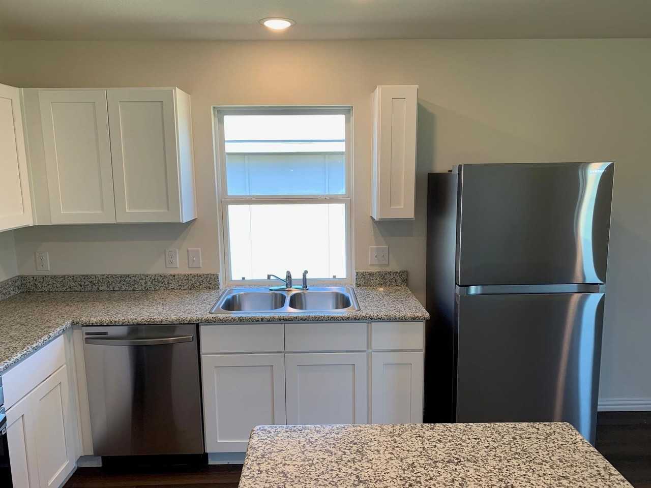 413 E Hull St - Photo 6 of 22