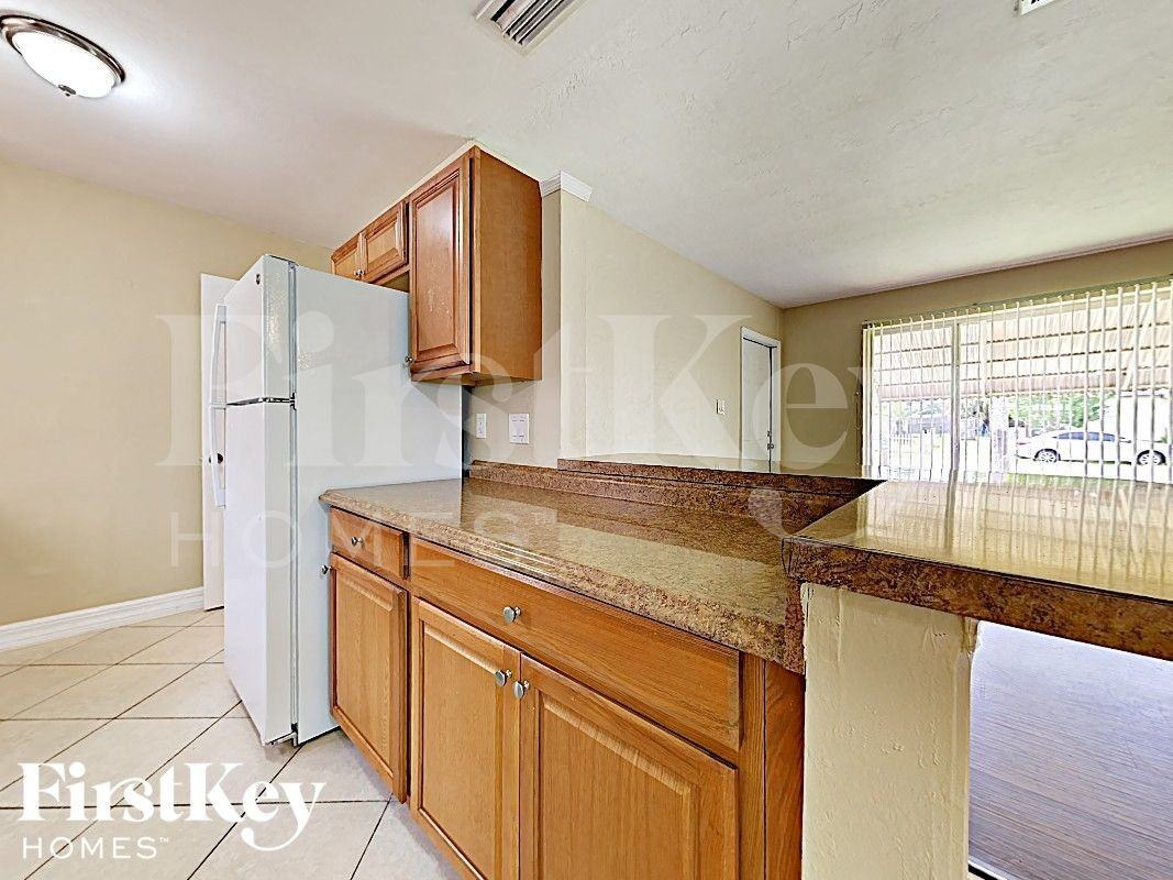 22162 Belinda Ave - Photo 5 of 15