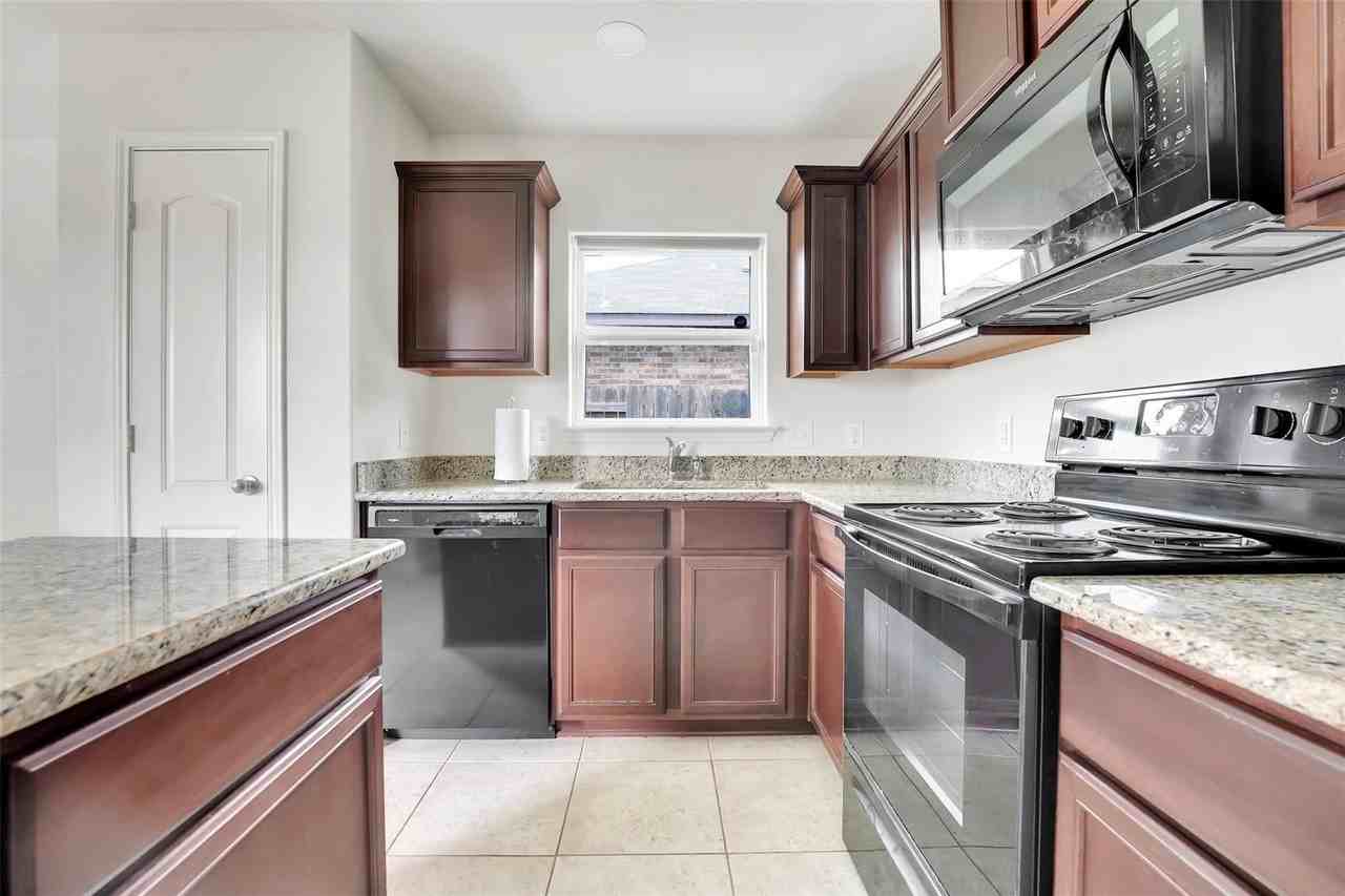 170 Kennedy Dr - Photo 5 of 22