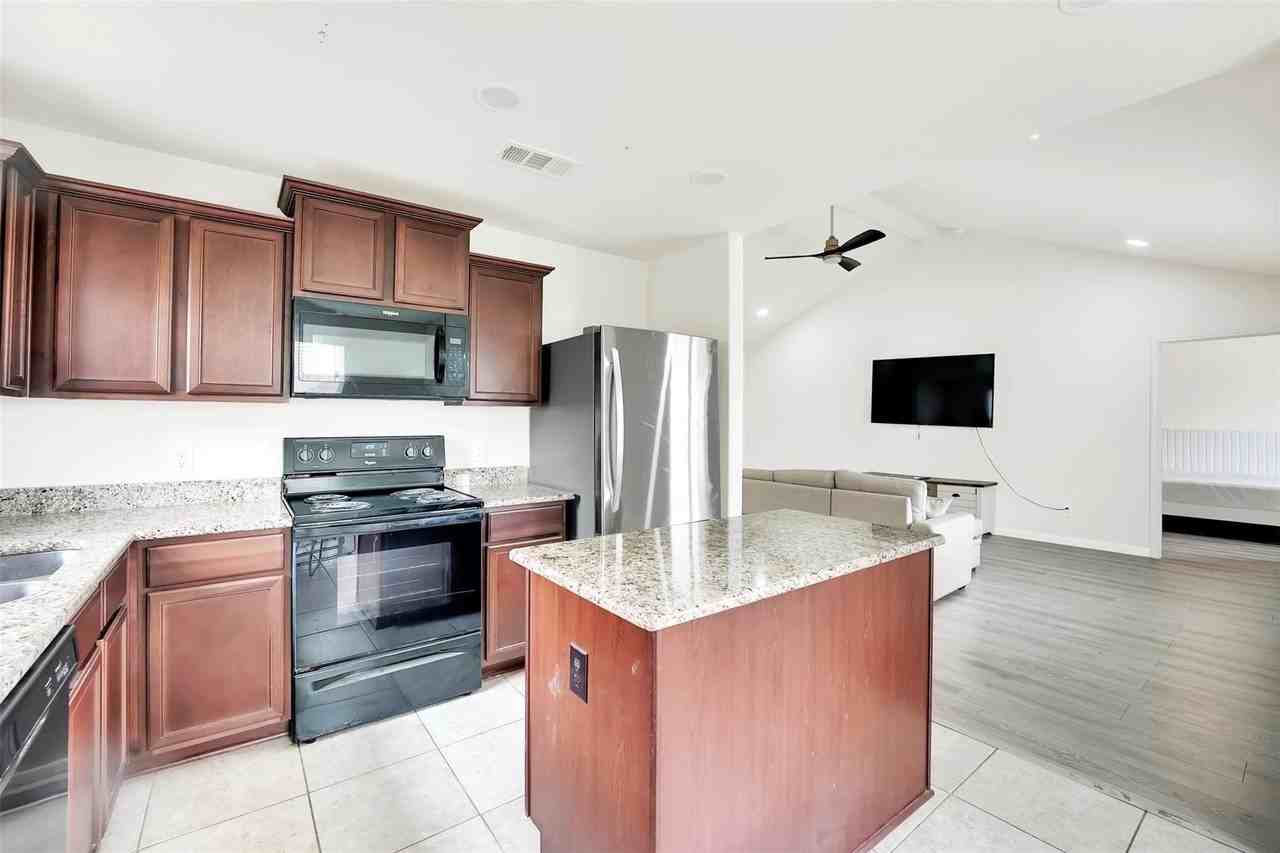 170 Kennedy Dr - Photo 6 of 22