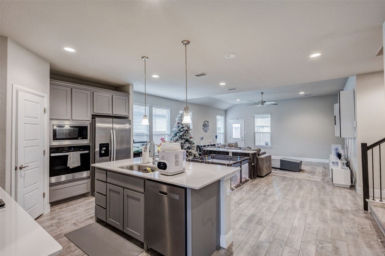 1513 Woodpecker St - Photo 2 of 24