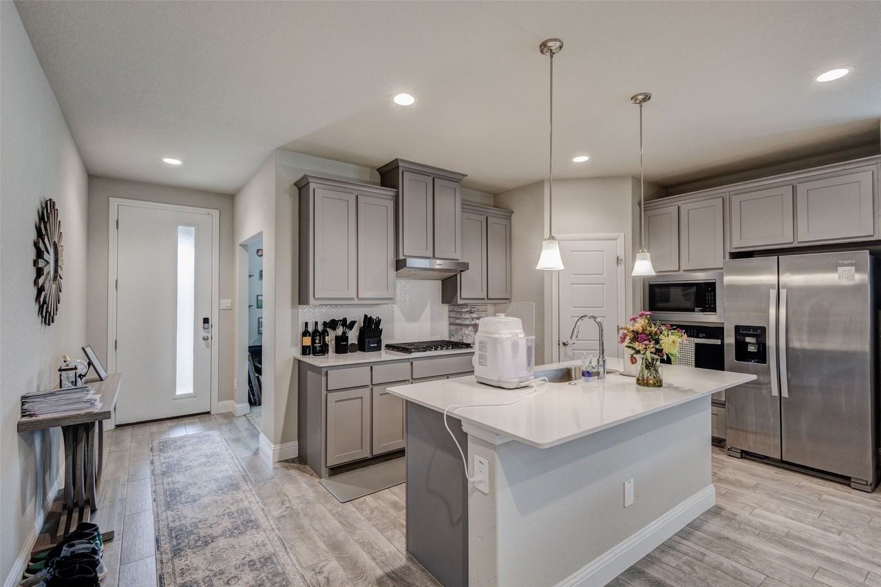 1513 Woodpecker St - Photo 3 of 24