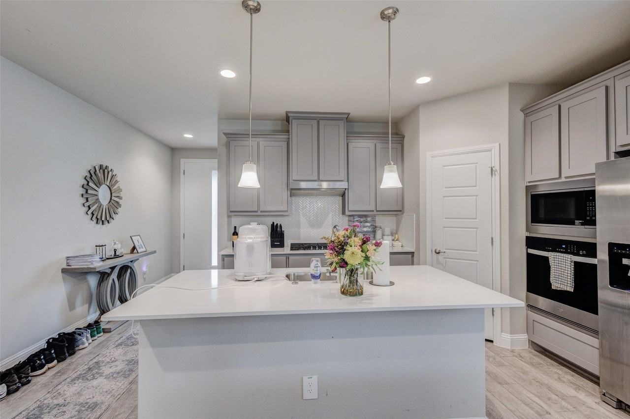 1513 Woodpecker St - Photo 4 of 24