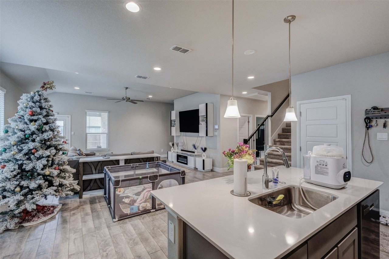 1513 Woodpecker St - Photo 5 of 24