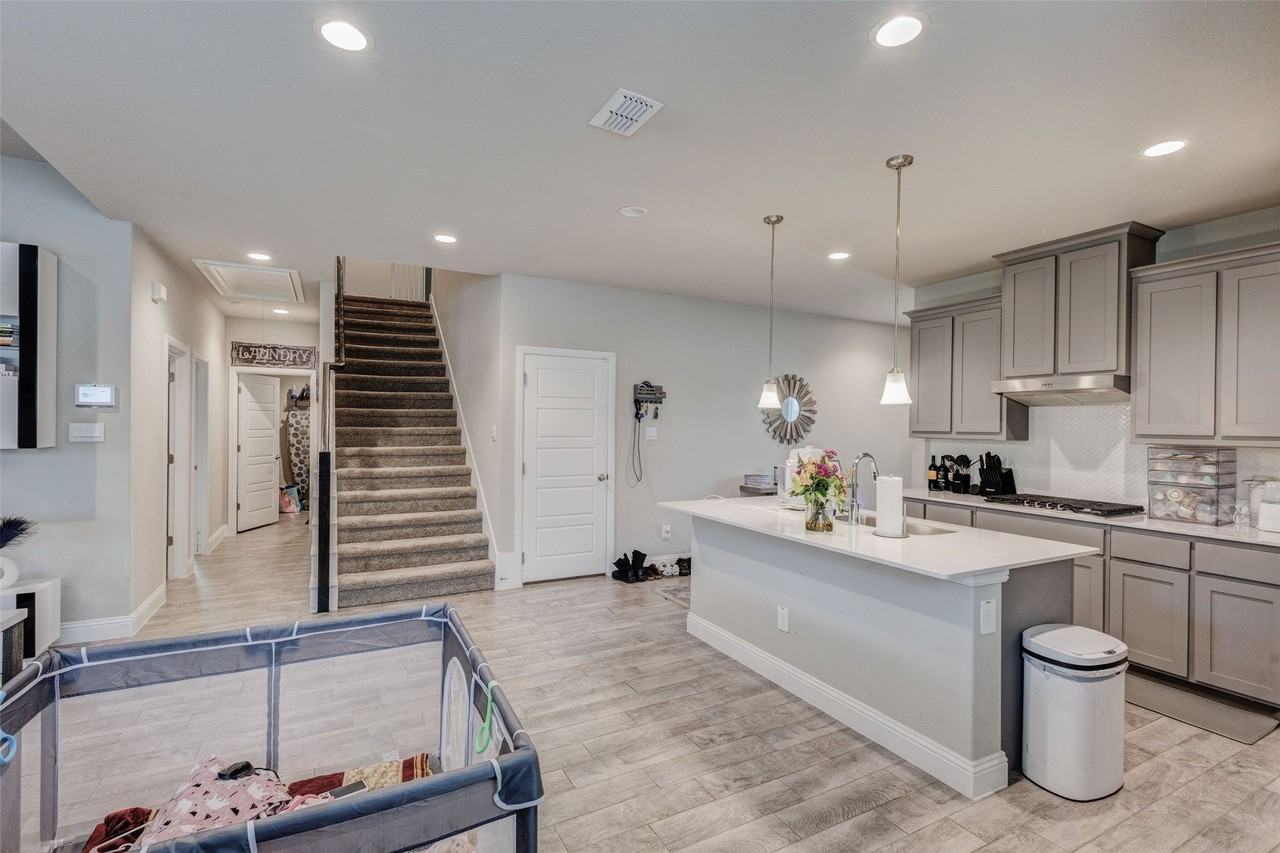 1513 Woodpecker St - Photo 6 of 24