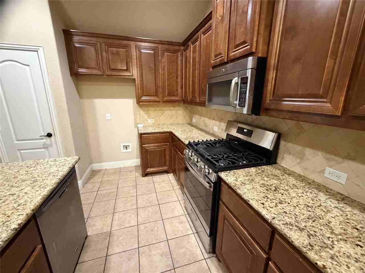 4307 Oak Bluff Rd - Photo 5 of 38