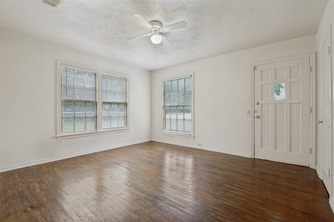 1106 Jackson St - Photo 2 of 12