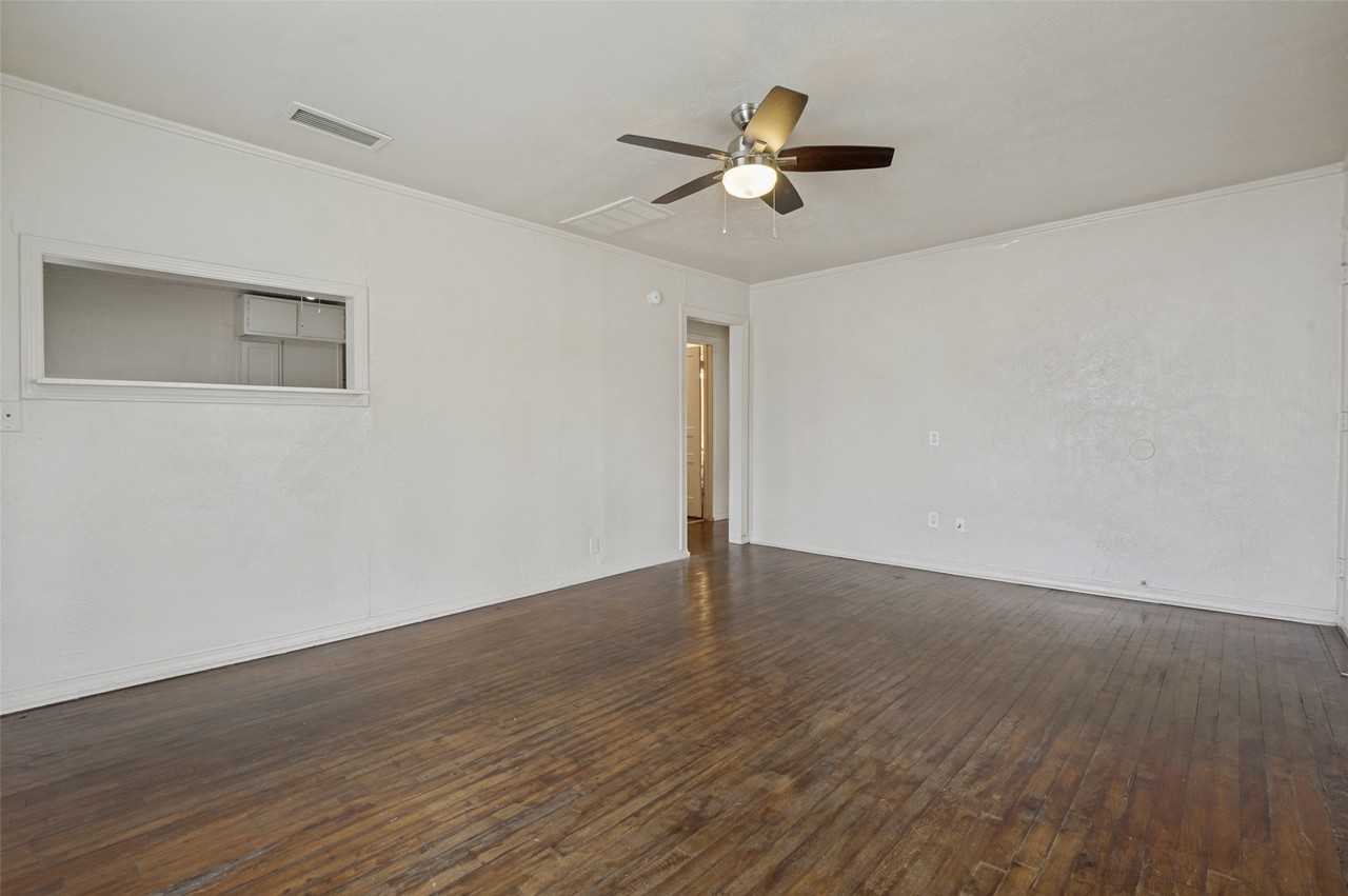 1106 Jackson St - Photo 3 of 12