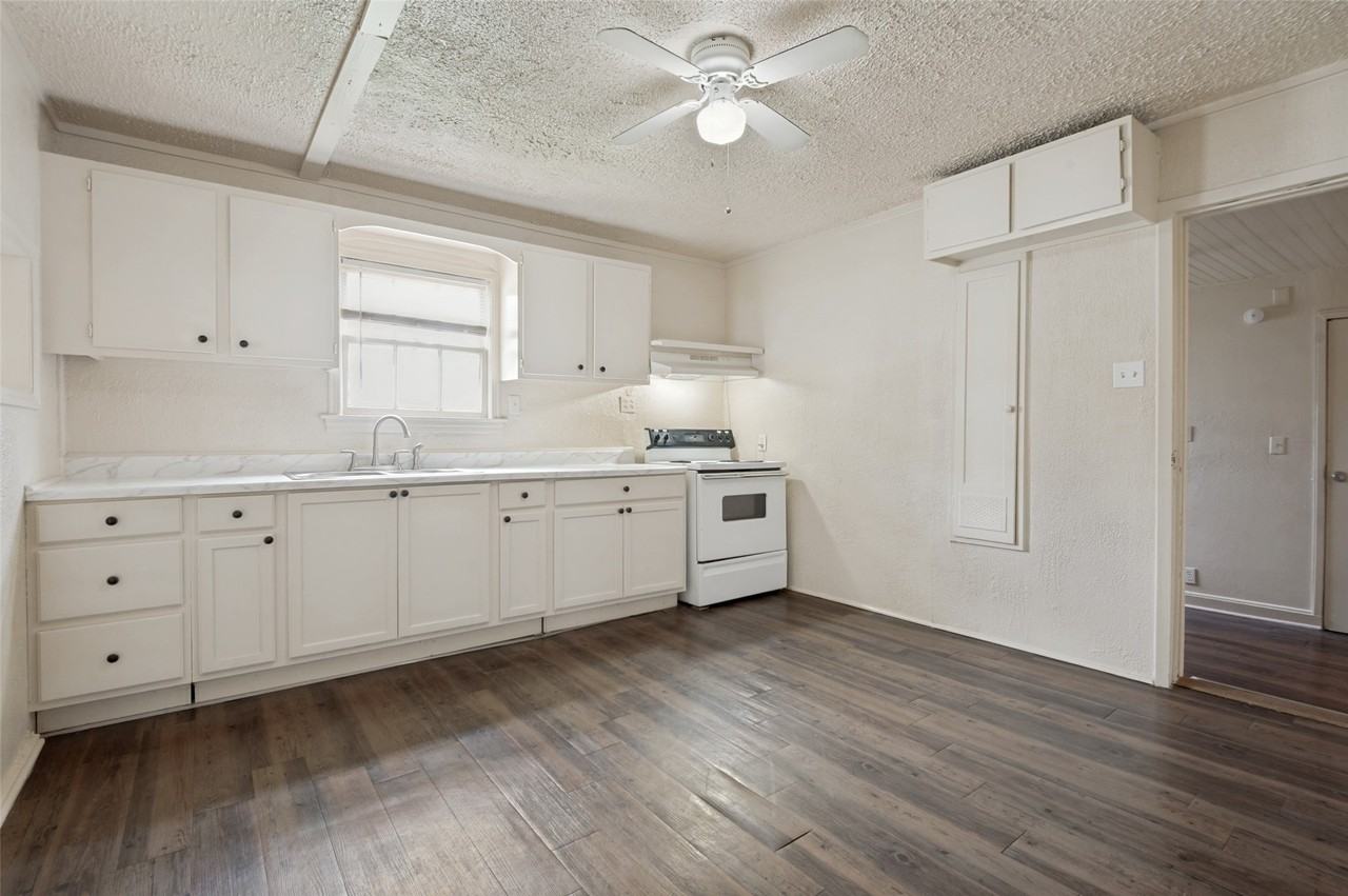 1106 Jackson St - Photo 4 of 12