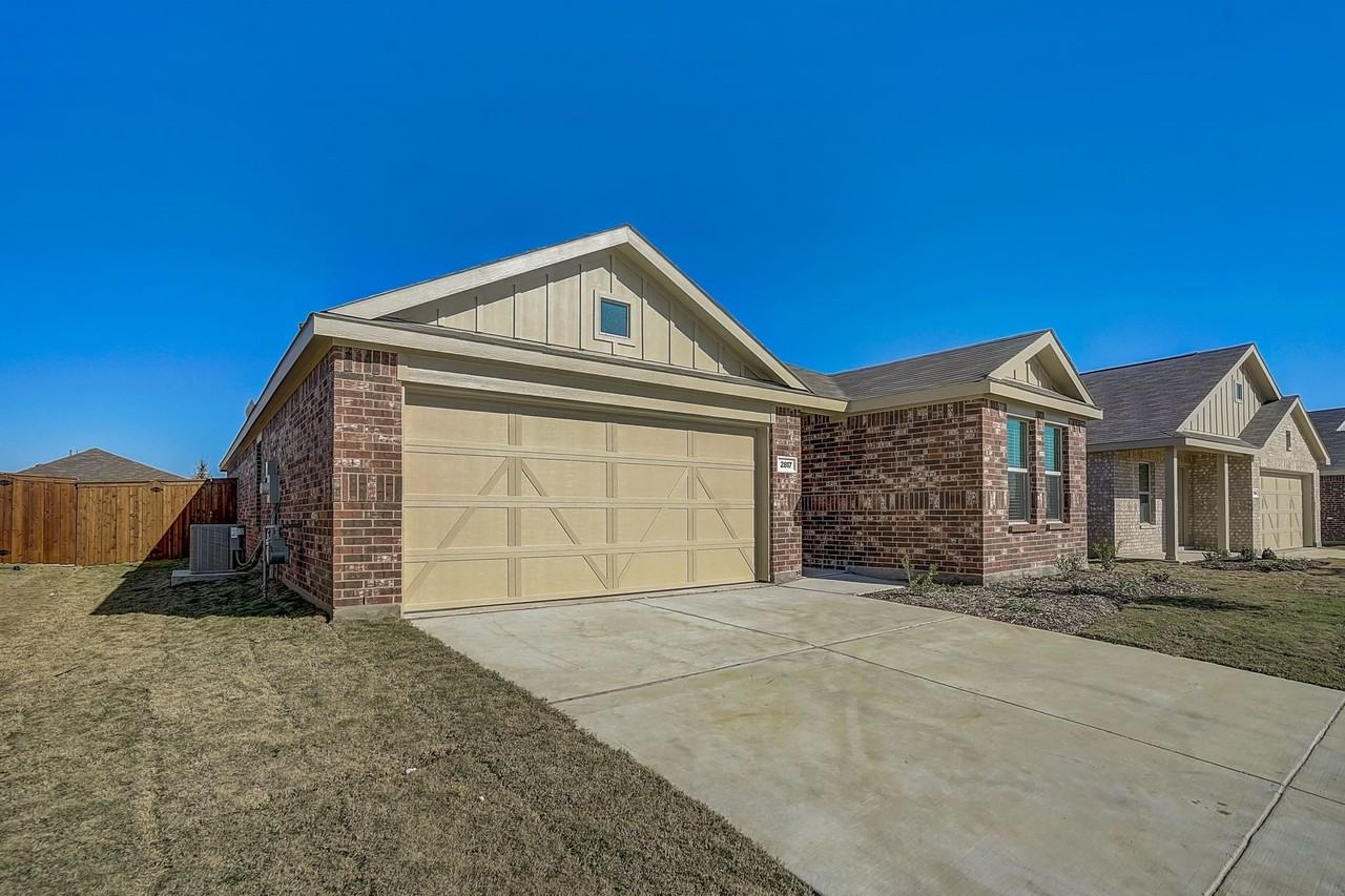 2817 Watchpoint Rd - Photo 3 of 40