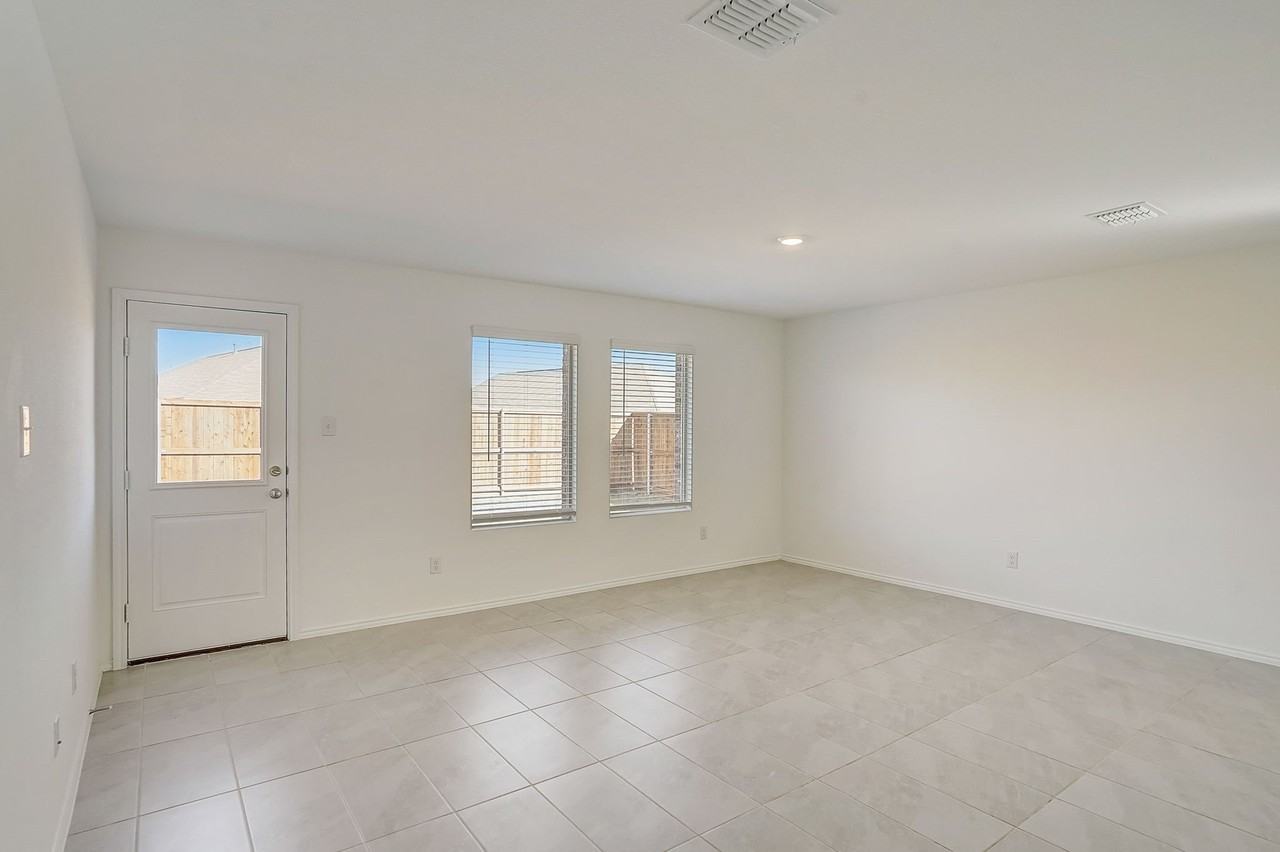 2817 Watchpoint Rd - Photo 4 of 40