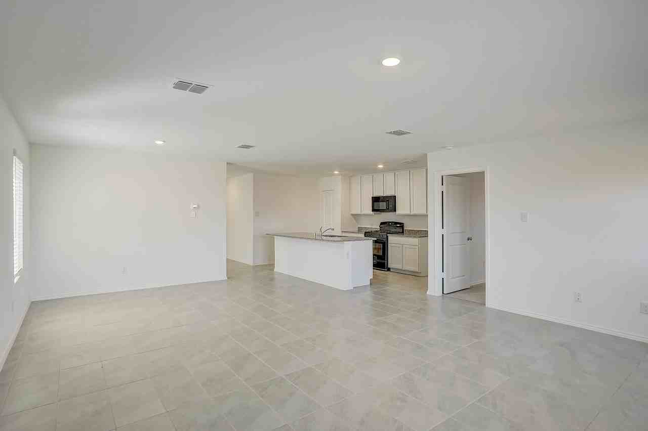 2817 Watchpoint Rd - Photo 6 of 40