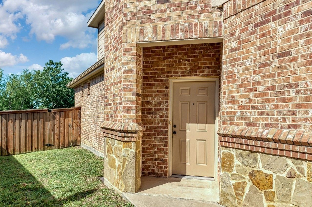 341 Orbit Dr - Photo 3 of 27