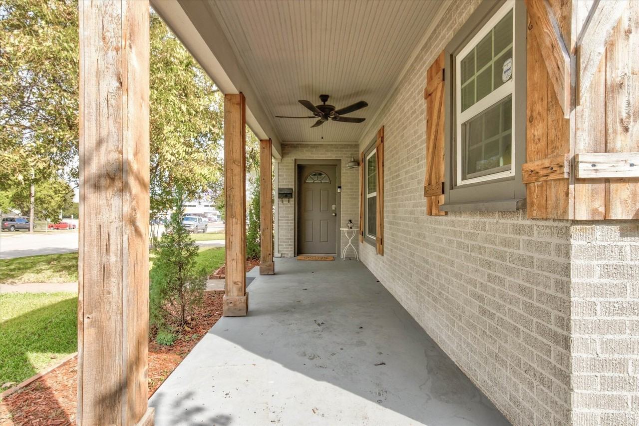 2521 Benbrook Blvd - Photo 2 of 33