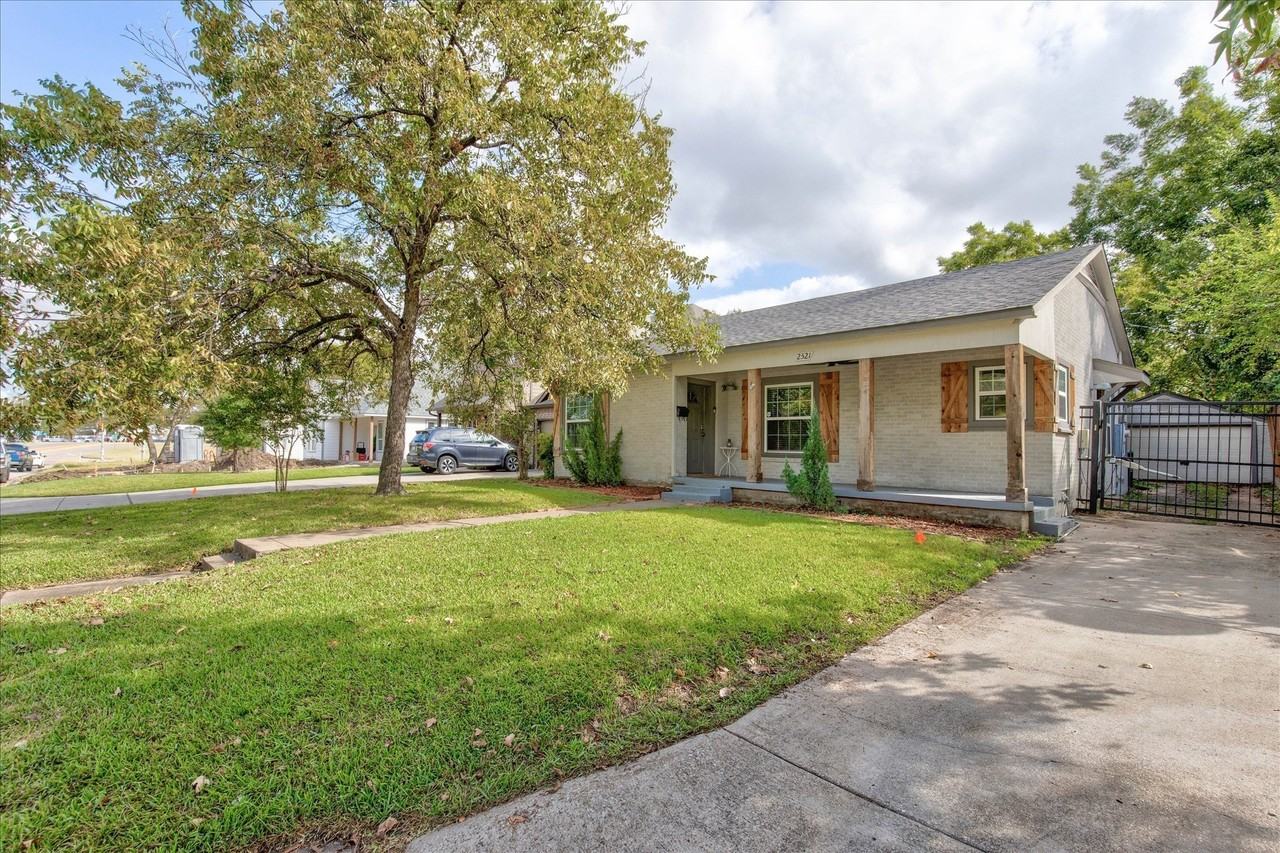 2521 Benbrook Blvd - Photo 3 of 33