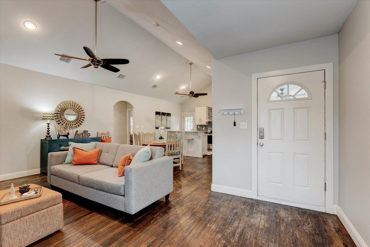 2521 Benbrook Blvd - Photo 4 of 33