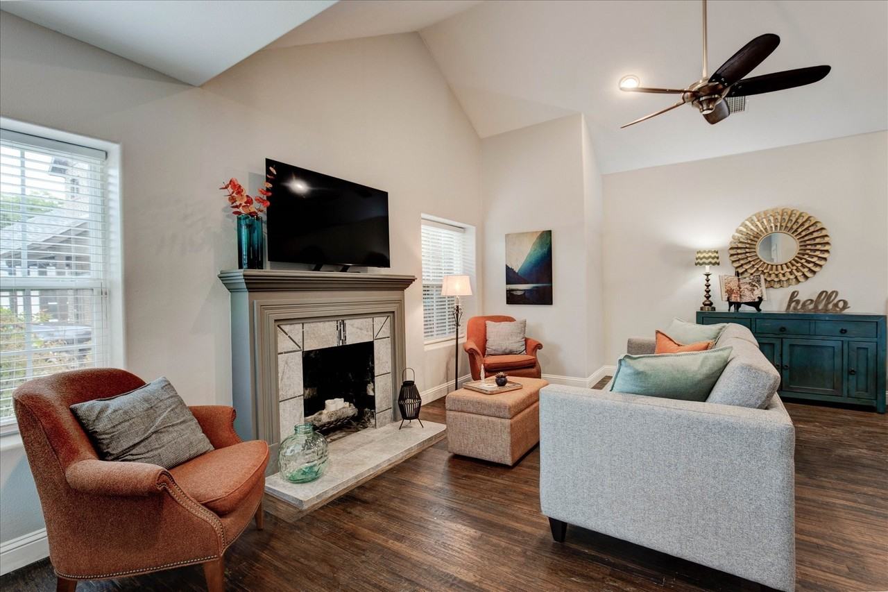 2521 Benbrook Blvd - Photo 5 of 33