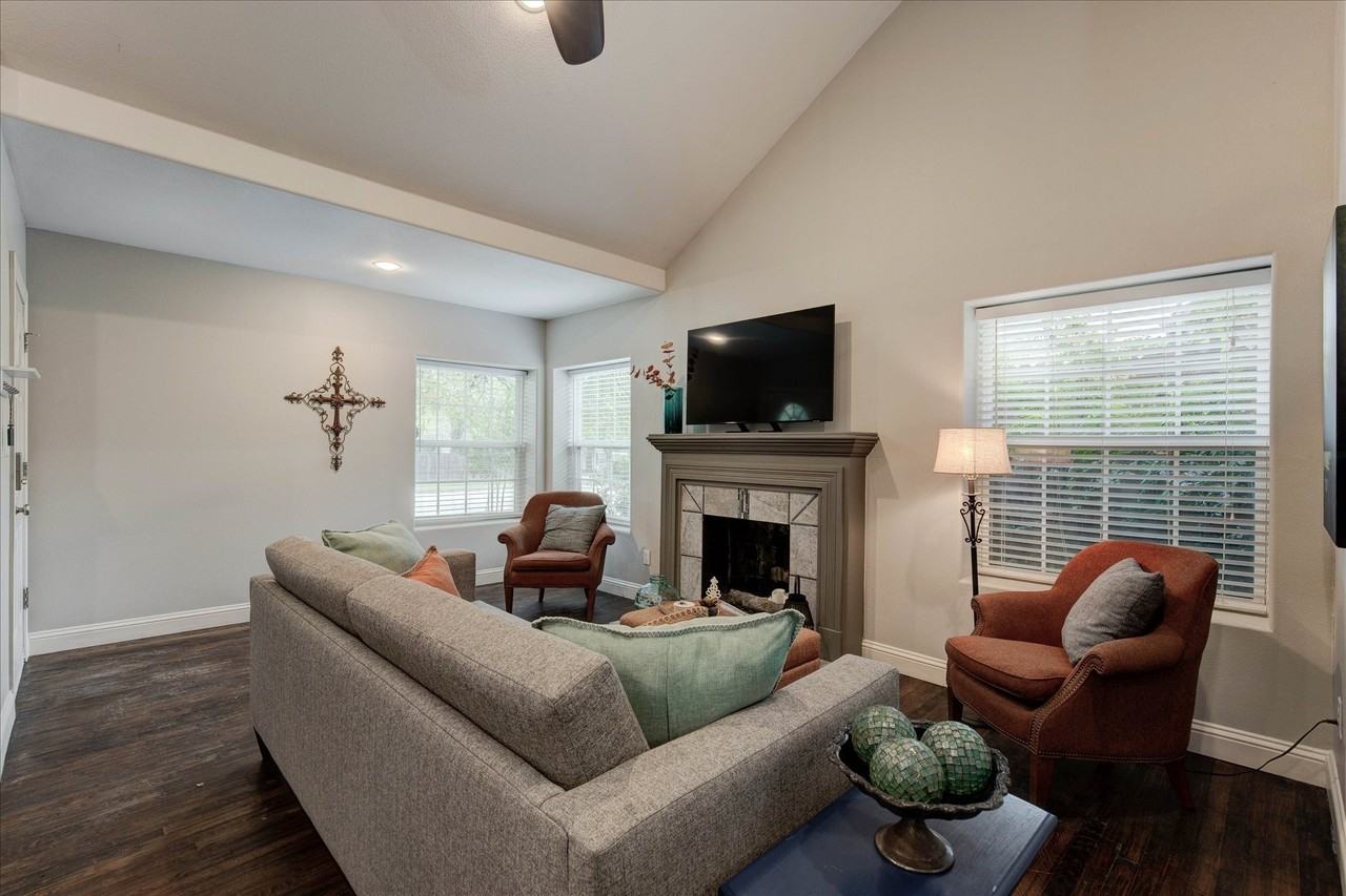 2521 Benbrook Blvd - Photo 6 of 33