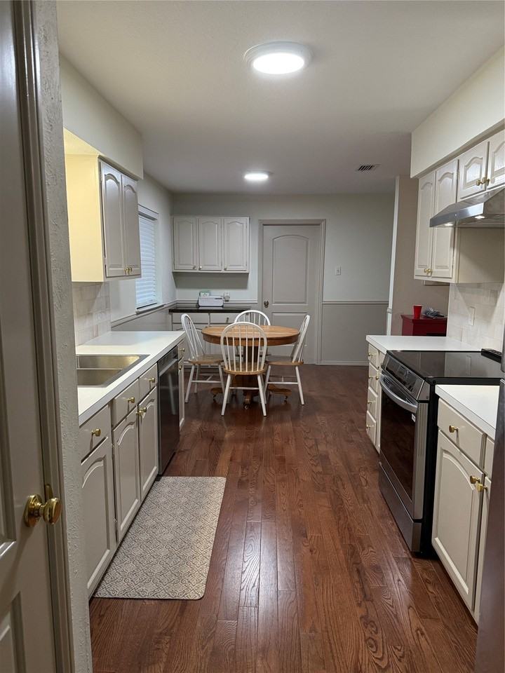 7135 Cosgrove Dr - Photo 3 of 31