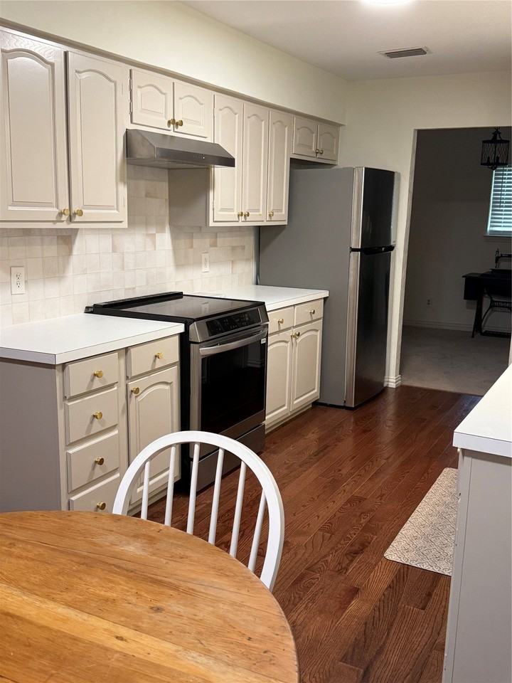 7135 Cosgrove Dr - Photo 4 of 31