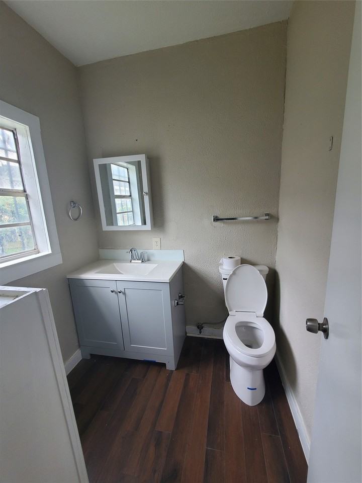 401 N Moore St - Photo 3 of 8