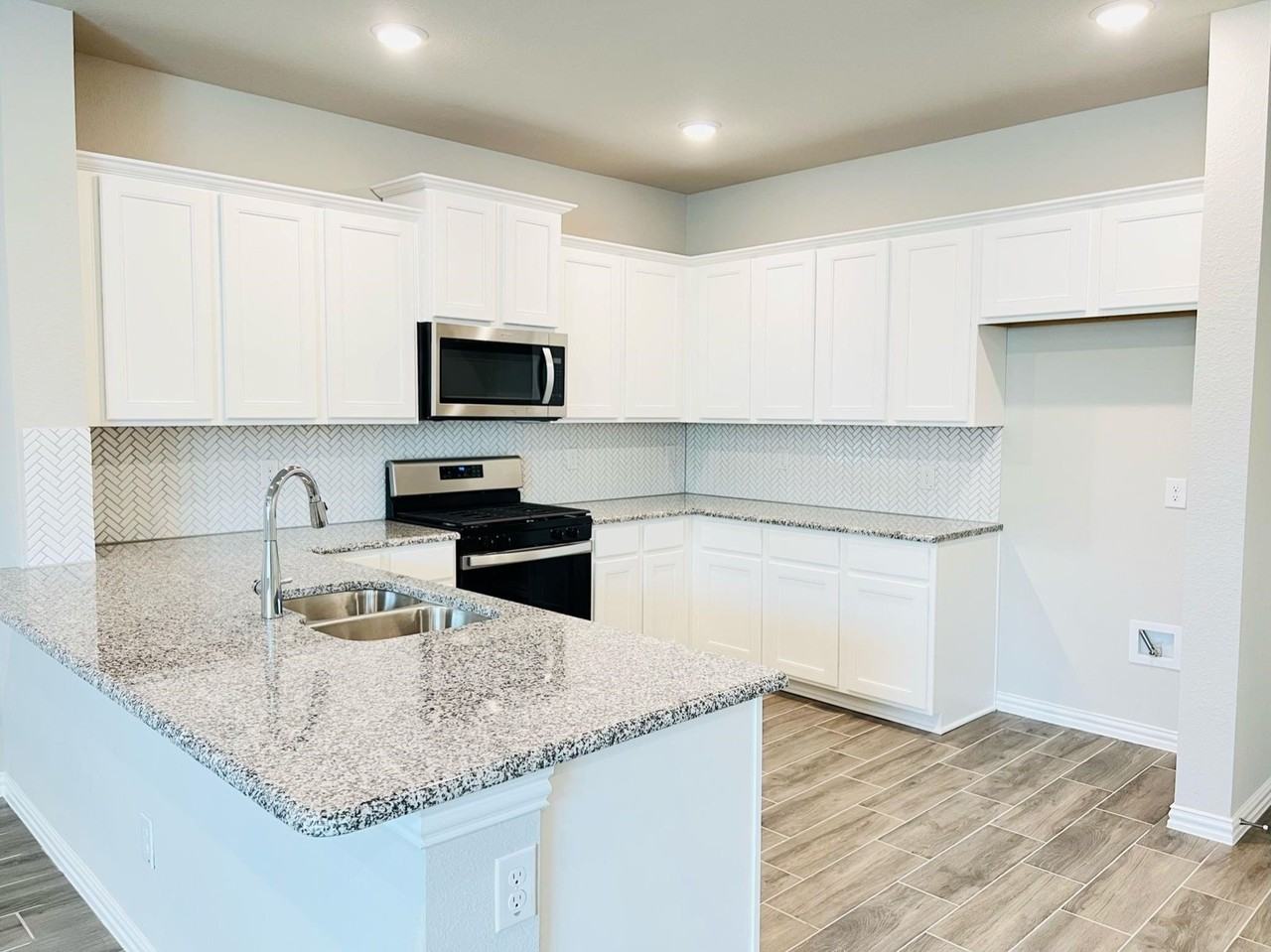 3717 Malibu Dr - Photo 4 of 16