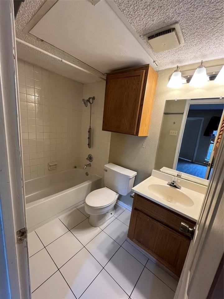 9811 Walnut St #201 - Photo 4 of 6