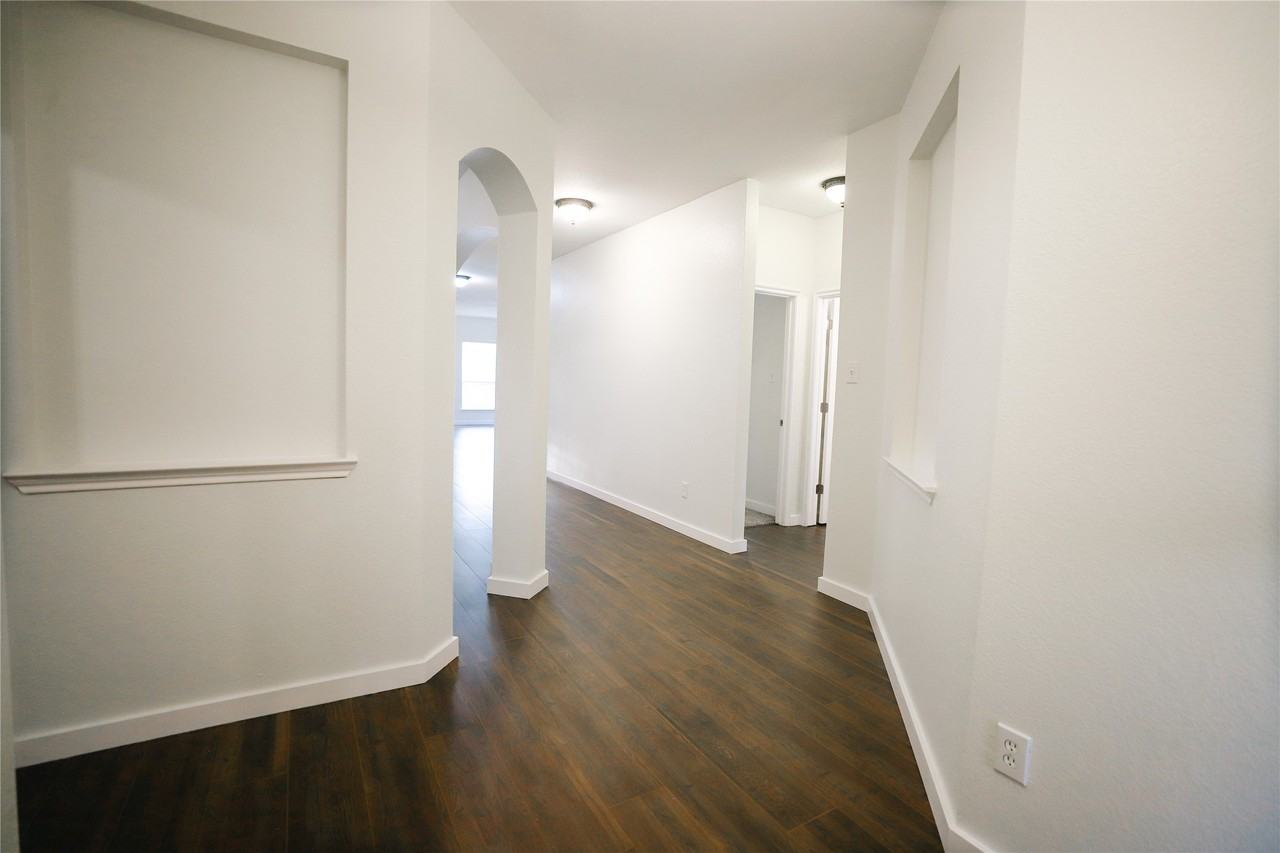 2221 Rodgers Ln - Photo 4 of 23