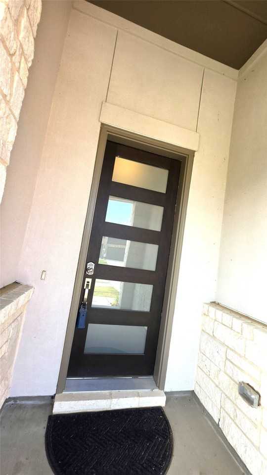1513 Larson Ln - Photo 4 of 40