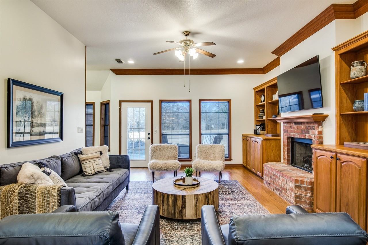 4920 Glen Oaks Cir - Photo 2 of 11