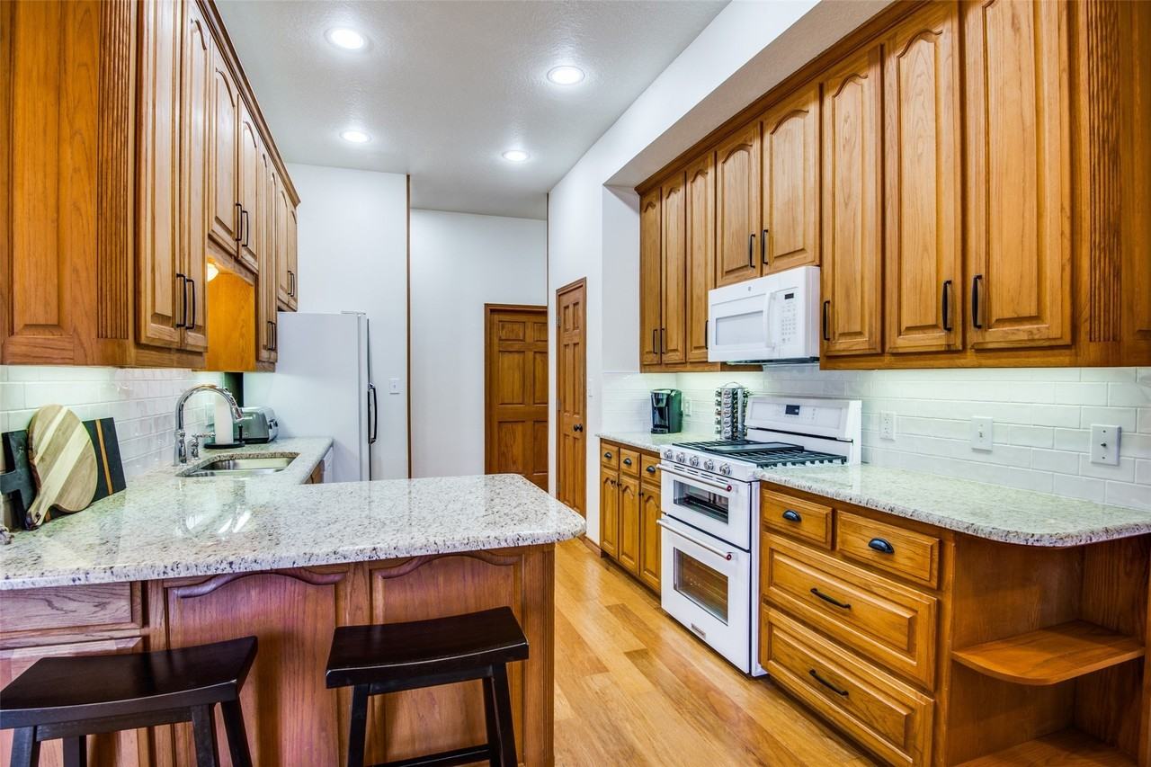 4920 Glen Oaks Cir - Photo 4 of 11