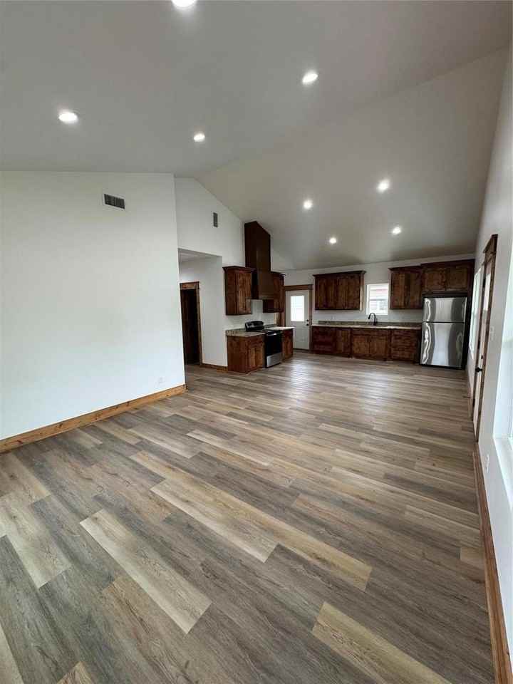 409 5th St - Photo 3 of 9