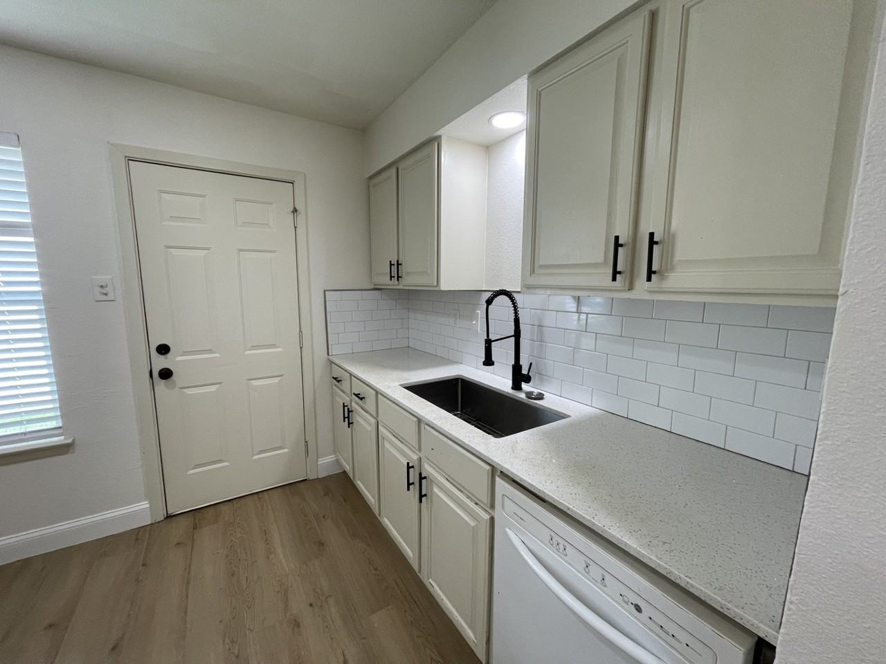 204 Hosack St - Photo 4 of 8