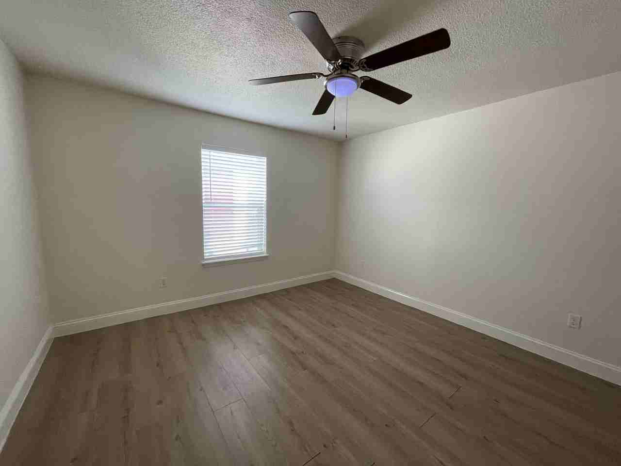 204 Hosack St - Photo 6 of 8