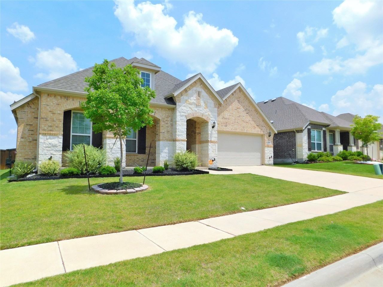 1321 Millican Ln - Photo 4 of 39