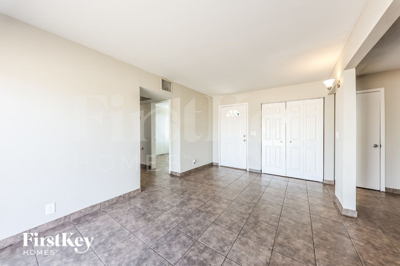 13857 N 48th Ave - Photo 2 of 16