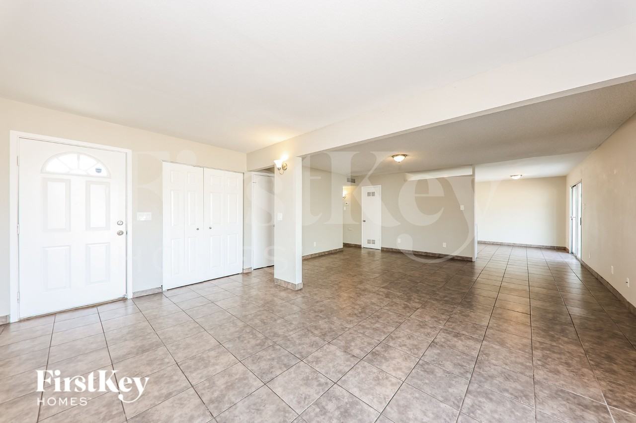 13857 N 48th Ave - Photo 3 of 16