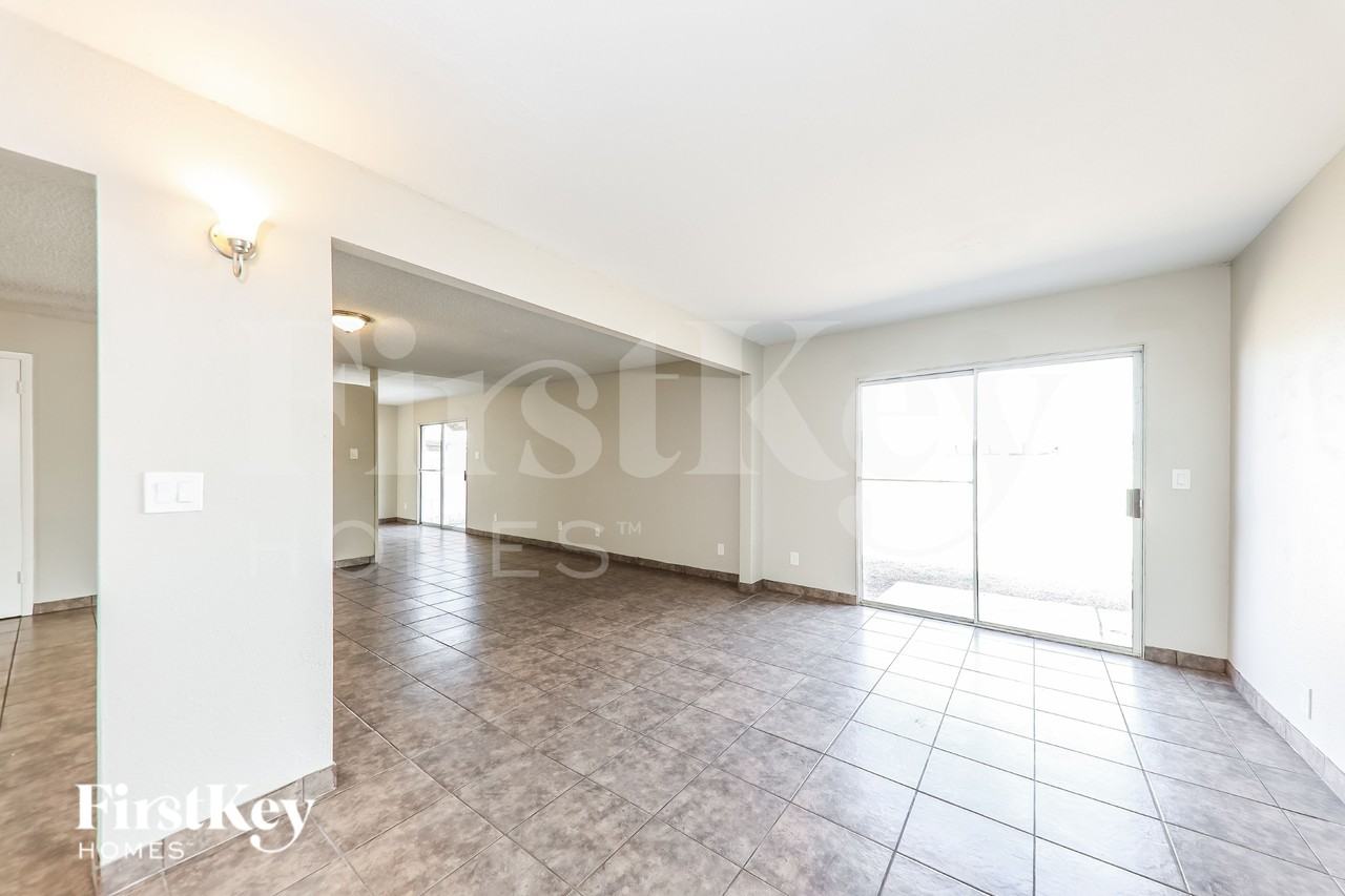 13857 N 48th Ave - Photo 4 of 16