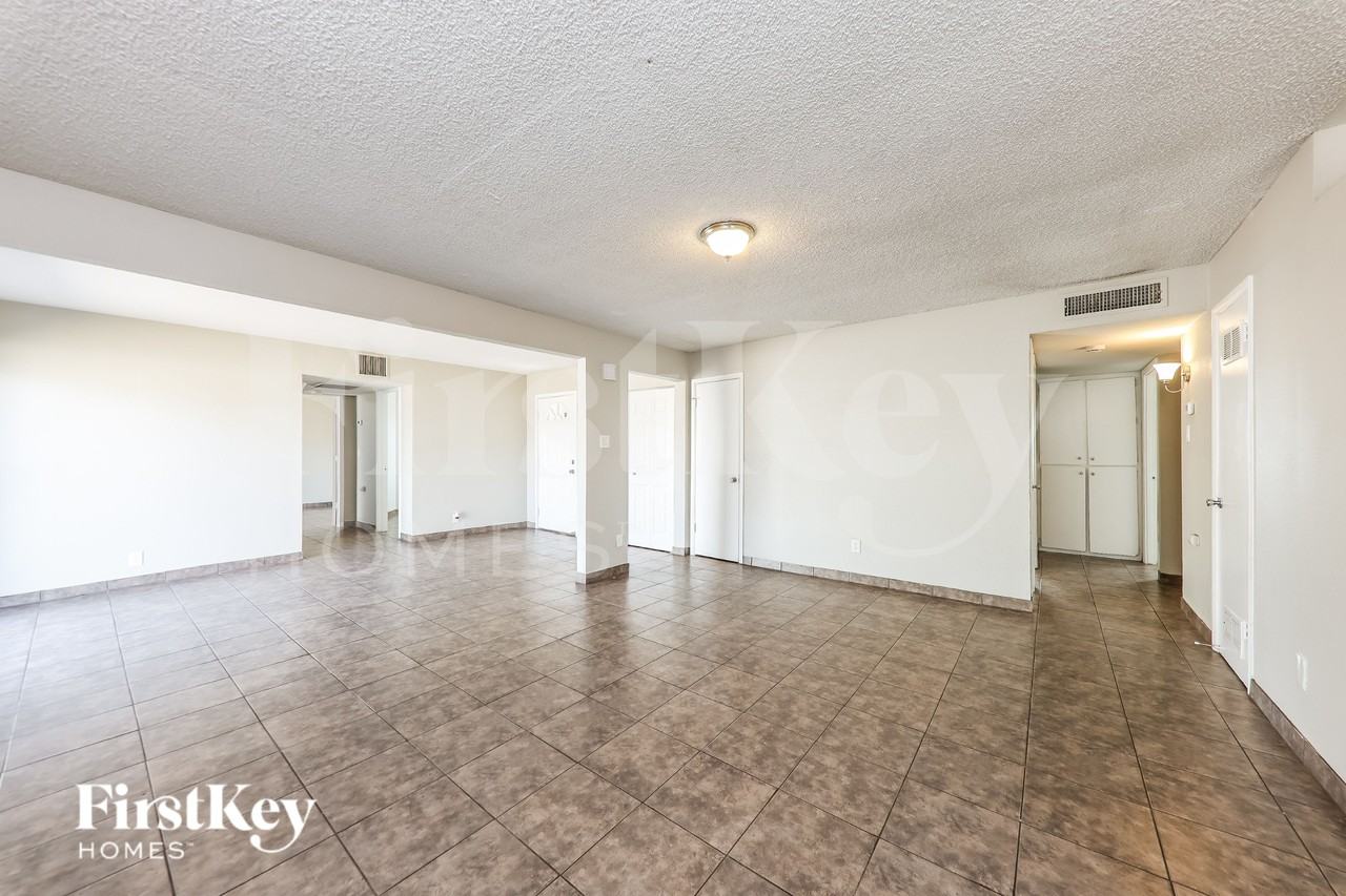 13857 N 48th Ave - Photo 5 of 16