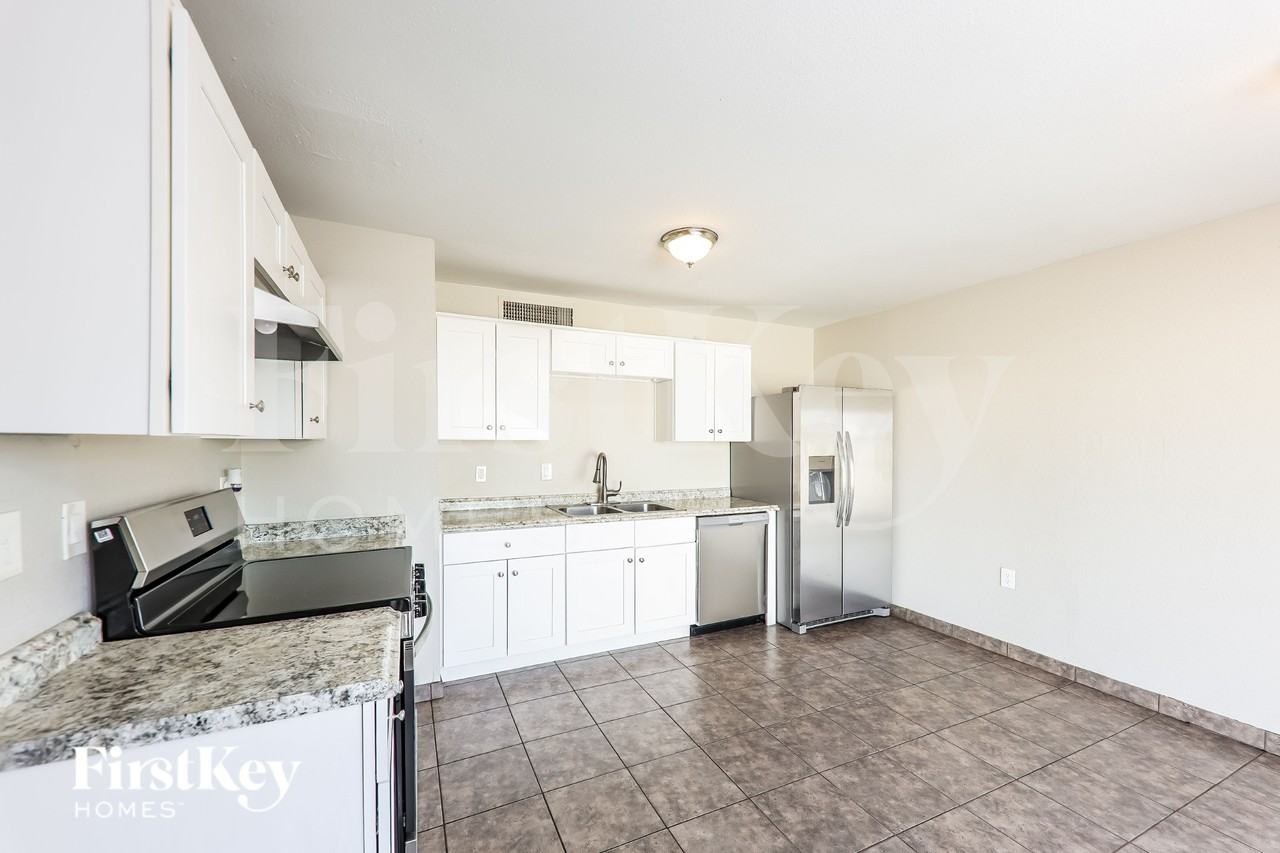 13857 N 48th Ave - Photo 7 of 16