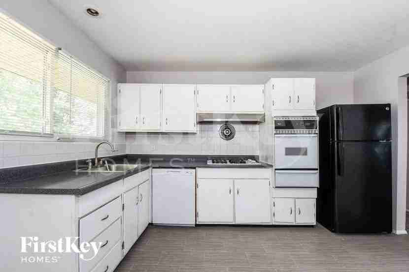 1335 Pepperhill Dr - Photo 5 of 15