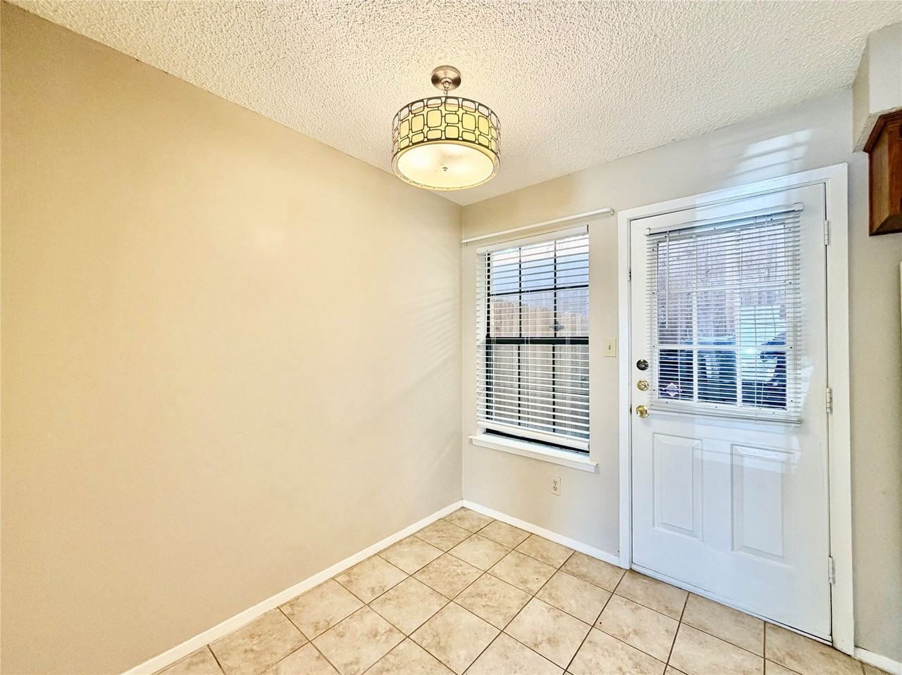 1247 Dallas Dr - Photo 4 of 16