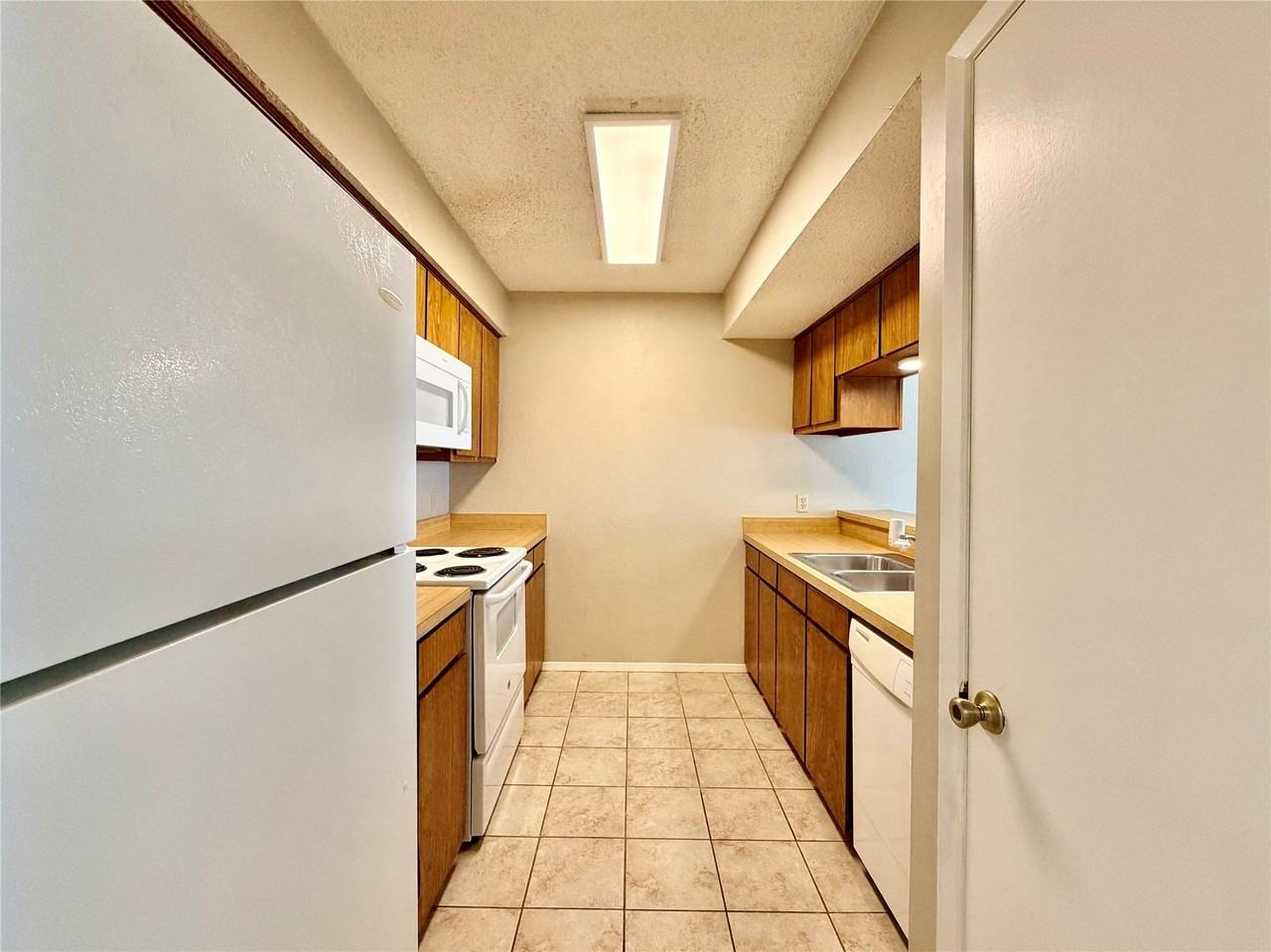1247 Dallas Dr - Photo 5 of 16