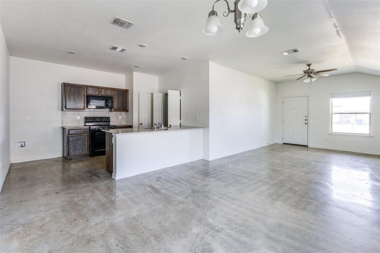 6011 Amelia Earhart Blvd #B - Photo 3 of 15