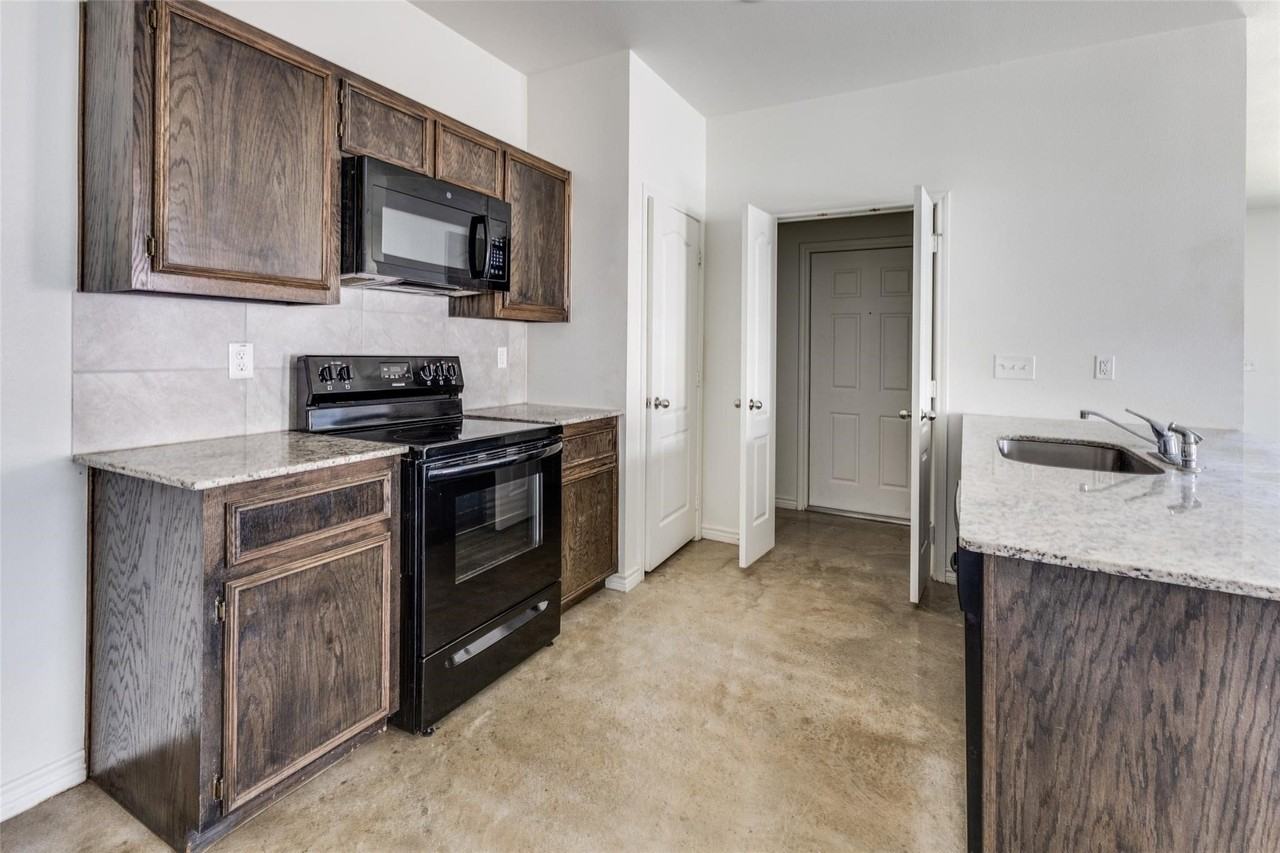 6011 Amelia Earhart Blvd #B - Photo 4 of 15