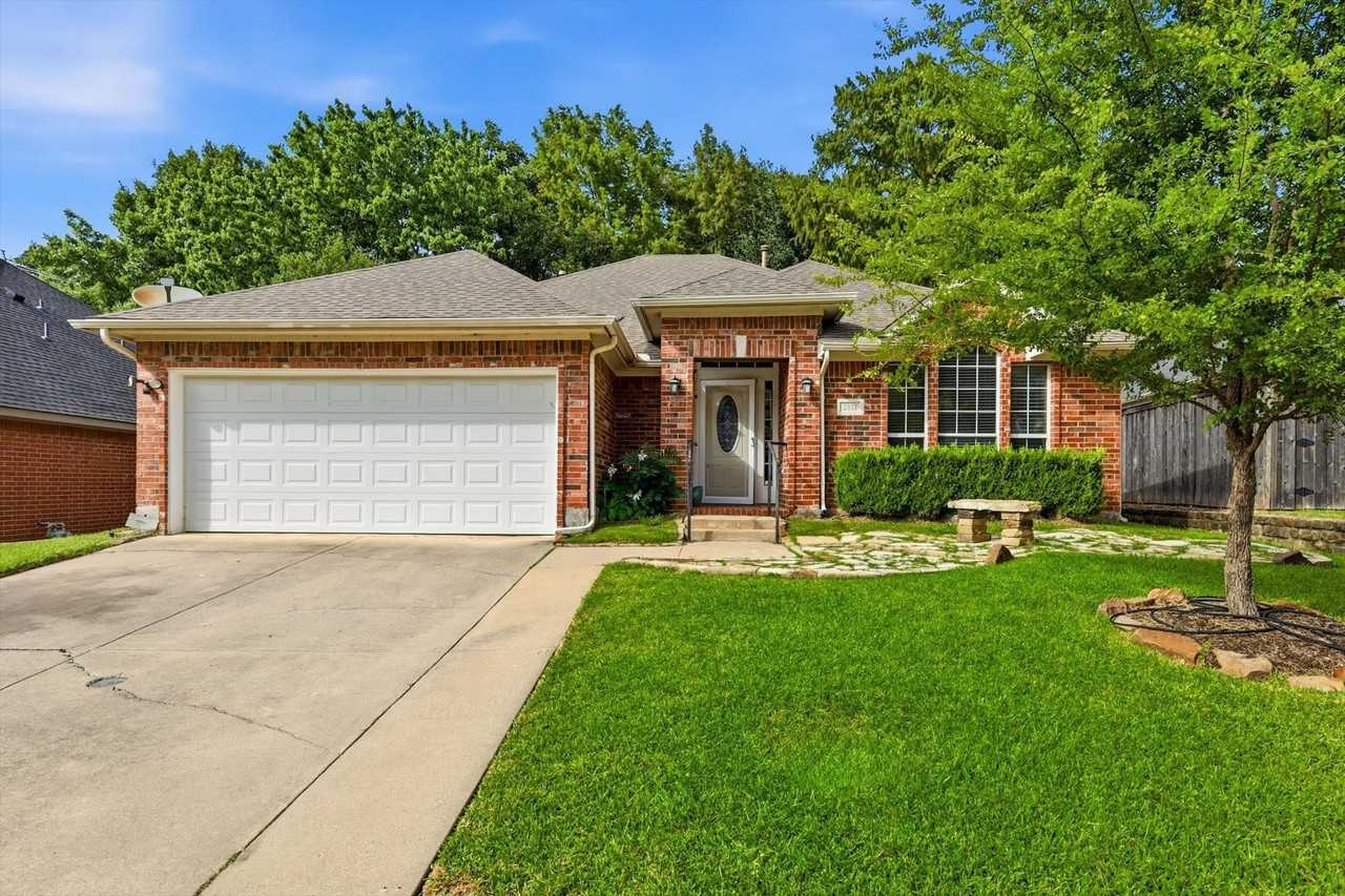 2921 Meadow Glen Dr - Photo 2 of 30