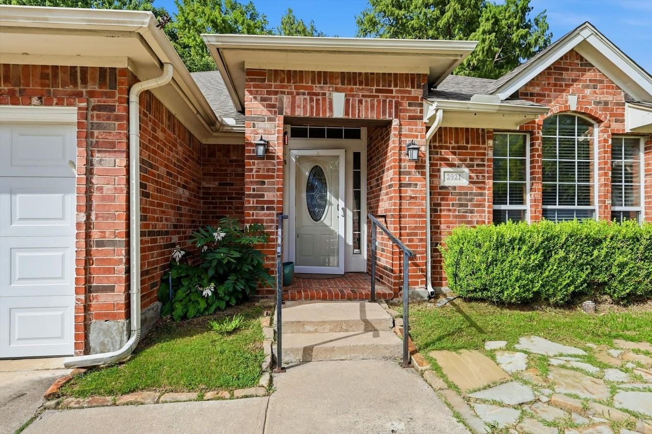 2921 Meadow Glen Dr - Photo 4 of 30